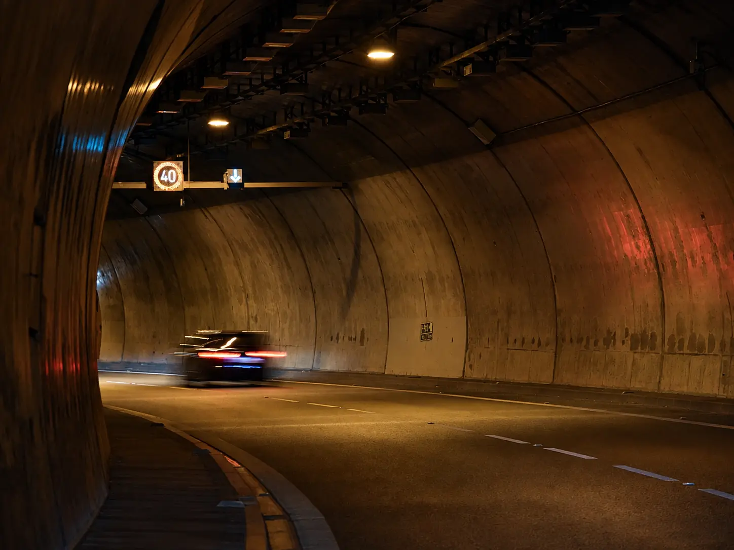 Vnitřek tunelu Hlinky v noci s projíždějícím vozidlem